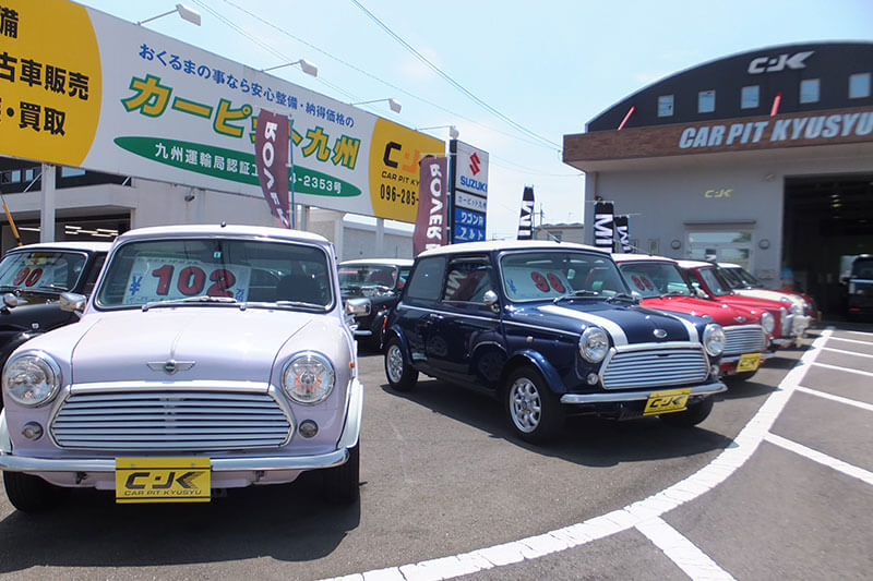 クラシックMINIが並ぶカーピット九州の屋外展示場