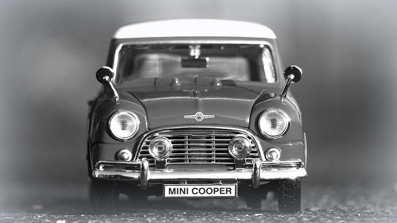 モノクロで正面から見たクラシックMINI